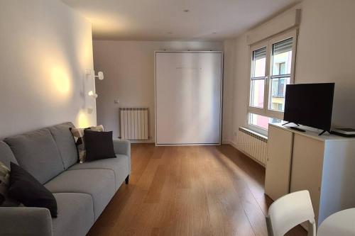 a living room with a couch and a large door at Logroño: Apartamento en Centro Histórico. in Logroño