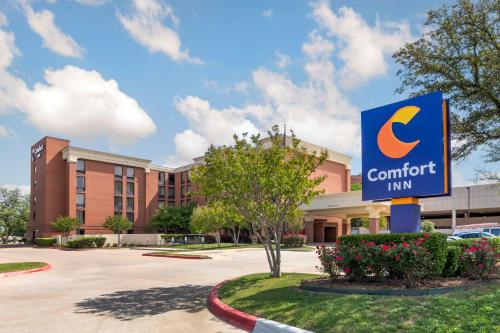 a sign for a comfort inn in front of a building at Comfort Inn Plano-Dallas in Plano