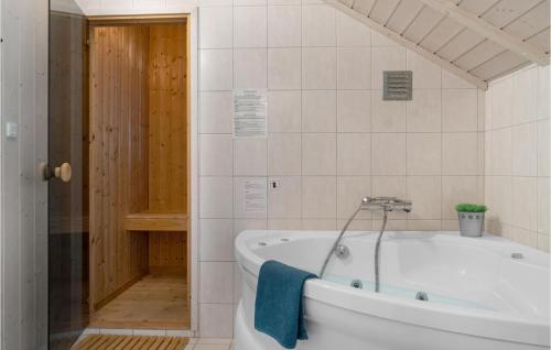 bañera blanca en el baño con puerta en Amazing Home In Rdby With Wifi, en Kramnitse