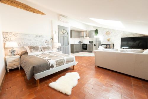 里耶的住宿－Le Lavandin，一间卧室设有一张床和一间客厅。