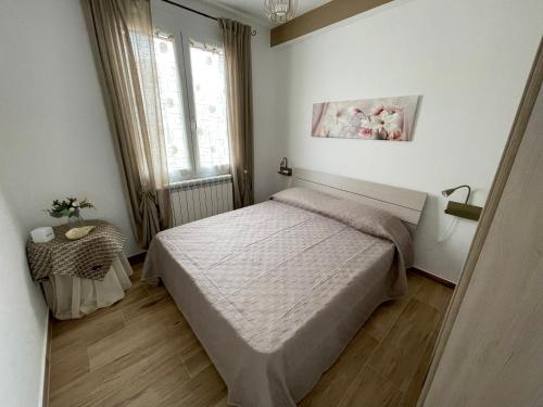 Habitación pequeña con cama y ventana en Bon Bon Apartment, en Mazara del Vallo
