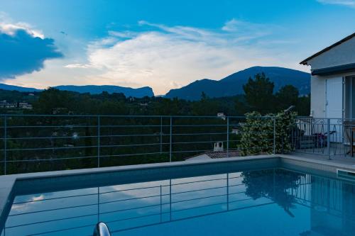 una piscina con vistas a las montañas en Appartement Villa d'Aurore, en Le Rouret