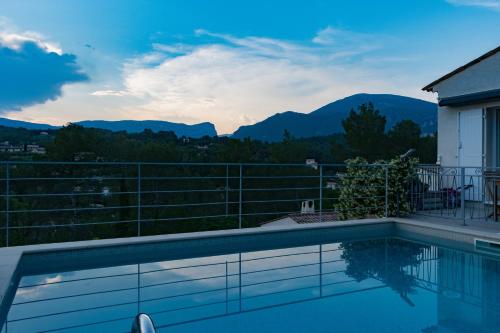 una piscina con vistas a las montañas en Appartement Villa d'Aurore en Le Rouret