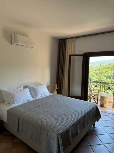 - une chambre avec un lit et une fenêtre avec vue dans l'établissement Casa Bruno, à Sivota