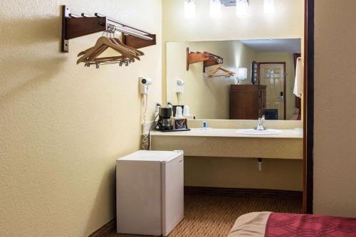 y baño con lavabo y espejo. en The Residency Inn, en Galveston