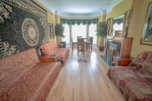 uma sala de estar com dois sofás e uma lareira em City Villa Sleeps 10-20 Free TV & Parking em Chicago