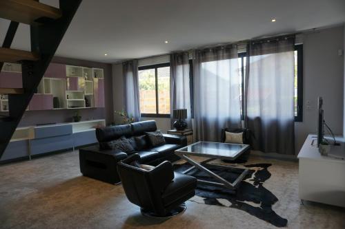 a living room with a couch and a table at KeschtaLoft - Gîte classé 4 étoiles in Châtenois