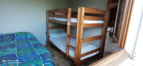 Saint-AndréにあるGite l Ostal de Luluの二段ベッド1組が備わる客室です。