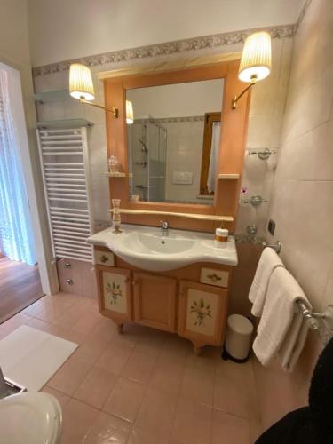 ein Badezimmer mit Waschbecken und Spiegel in der Unterkunft La casa di Anna B&B di Schinco Anna in Gravina in Puglia