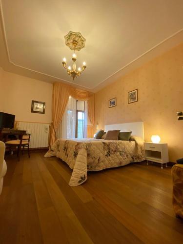 ein Schlafzimmer mit einem Bett und einem Surfbrett auf dem Boden in der Unterkunft La casa di Anna B&B di Schinco Anna in Gravina in Puglia