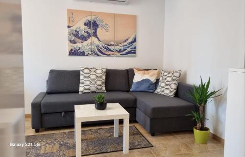 un soggiorno con divano e tavolo di Apartment Rivarela BLU - newly renovated and top location near sea a Novigrad Istria