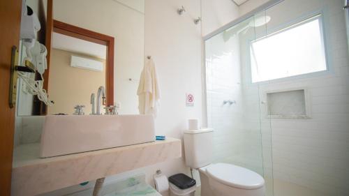 a bathroom with a sink and a toilet and a shower at Residencial Las Salinas in Maresias