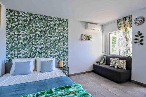 Posteľ alebo postele v izbe v ubytovaní Cozy Holiday Home Palmeras - WiFi, AC, Pool