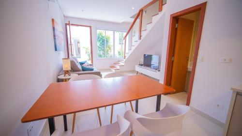 a dining room with a table and chairs at Residencial Las Salinas in Maresias