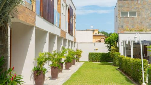 a courtyard of a building with potted plants at Residencial Las Salinas in Maresias