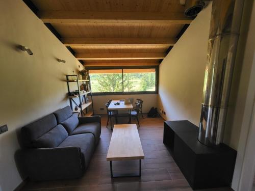 uma sala de estar com um sofá e uma mesa em Ca n'Aliguer em Ripoll