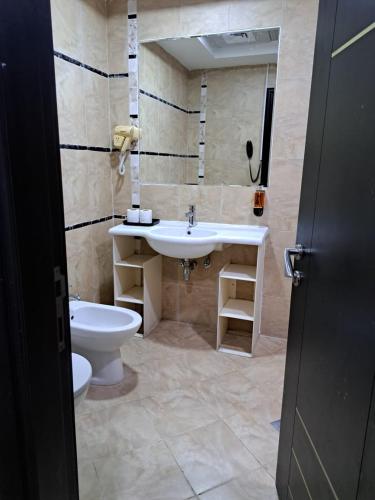 杜拜的住宿－VVIP Apartment，一间带水槽和卫生间的浴室