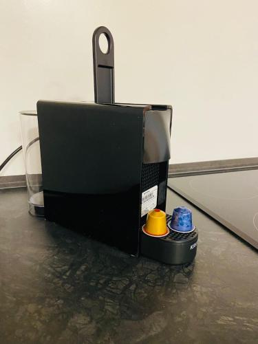 a black box with a pair of blue and yellow disks at Zentrale Wohnung Gmunden Alte Bäckerei in Gmunden