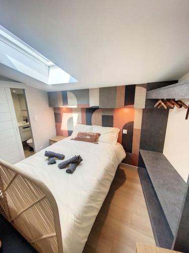um quarto com uma cama grande e uma clarabóia em Le Pantaléon - Sublime Studio Capitole em Toulouse