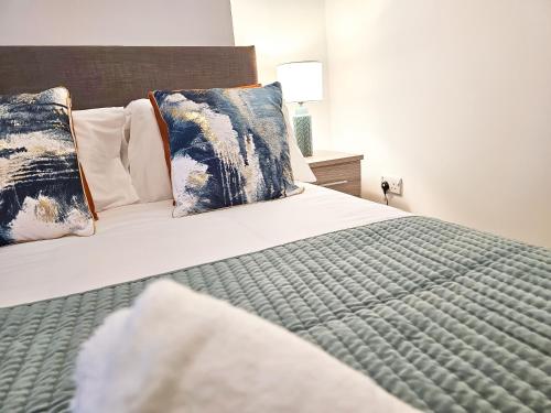 Postel nebo postele na pokoji v ubytování Chic & Quiet 3BD Sanctuary in Abertillery
