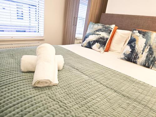 Postel nebo postele na pokoji v ubytování Chic & Quiet 3BD Sanctuary in Abertillery