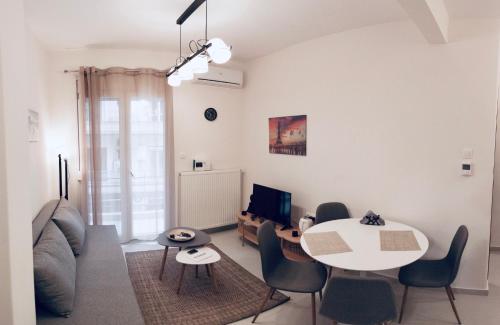 Studio antigonidon square