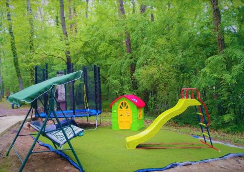 un parco giochi per bambini con scivolo e struttura ludica di Bungalows Dani a Kamchia