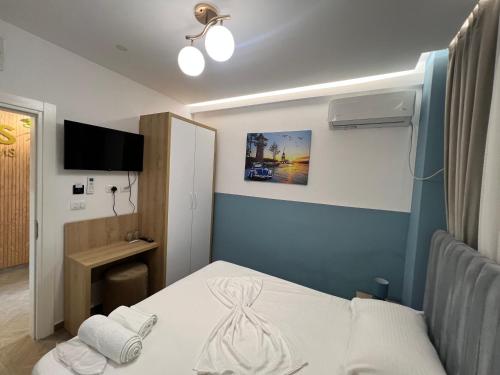 a small room with a bed and a tv at Hotel Luris in Golem