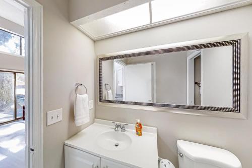 een badkamer met een wastafel en een spiegel bij Urban Oasis in Jacksonville