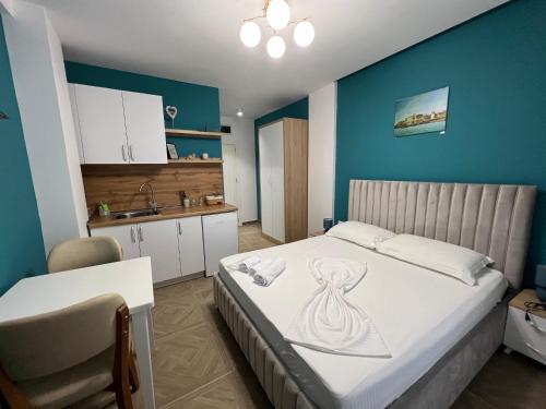 1 dormitorio con 1 cama y cocina con fregadero en Hotel Luris, en Golem
