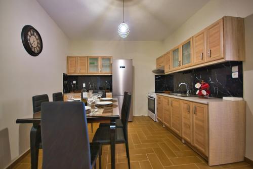 Кухня или мини-кухня в West Crete House
