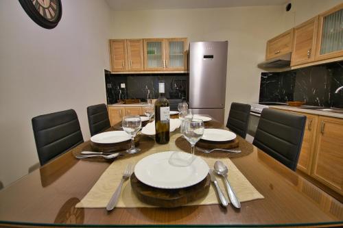 Кухня или мини-кухня в West Crete House
