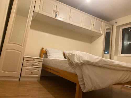 Dormitorio pequeño con litera y armario en La Mansion en Wednesbury