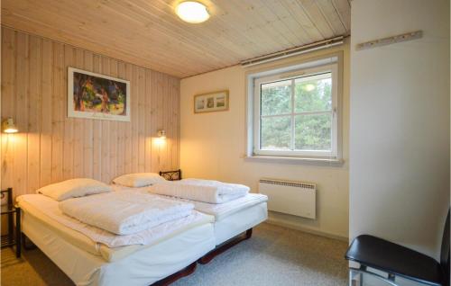 BolilmarkにあるNice Home In Rm With 4 Bedrooms, Sauna And Wifiのベッドルーム1室(ベッド2台、窓付)