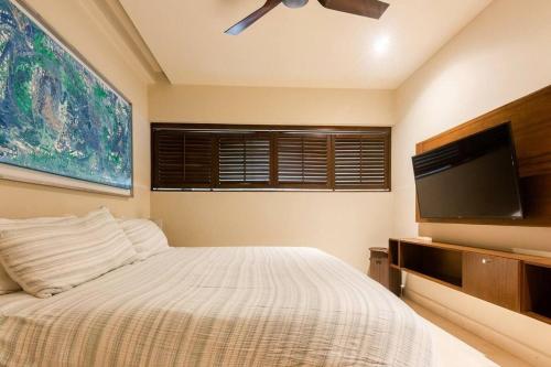 1 dormitorio con 1 cama y TV de pantalla plana en 1 Rec. | A pasos de la playa | Roof c/Vista al mar, en Playa del Carmen
