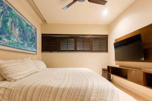 a bedroom with a bed and a flat screen tv at 1 Rec. | A pasos de la playa | Roof c/Vista al mar in Playa del Carmen