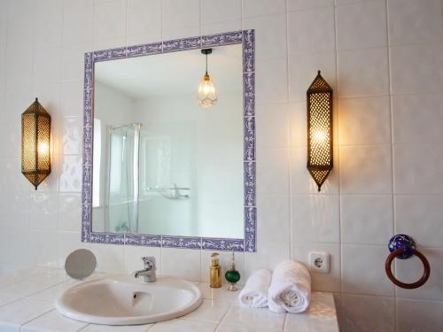 a bathroom with a sink and a mirror at Sonhos Cósmicos in Barril de Alva