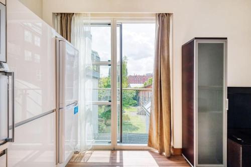 uma cozinha com uma grande porta de vidro e uma janela em Marylebone Station 2bed flat em Londres