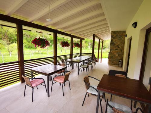 a group of tables and chairs on a patio at Mateo Transalpina in Săsciori