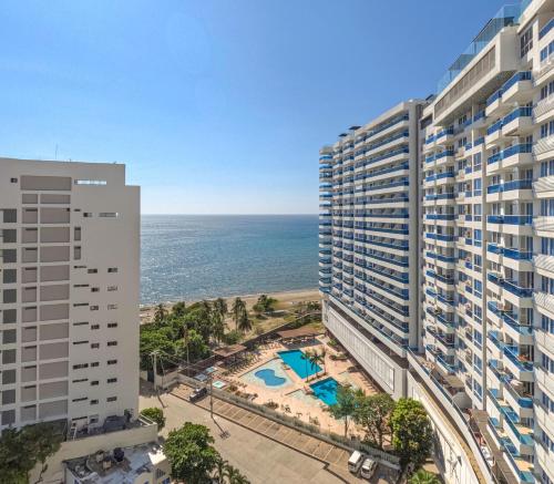 an aerial view of a building and the ocean at Reserva del Mar - Club de Playa, vista al Mar in Gaira