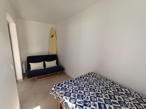 ein Schlafzimmer mit einem blauen Bett und einem Stuhl in der Unterkunft Beautiful house near the beach, 4 bedrooms in Bidart