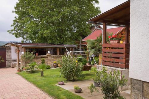 een huis met een tuin met planten in de tuin bij Mama vendégház - Palkonya in Palkonya