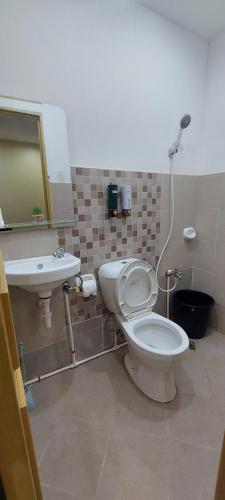 y baño con aseo y lavamanos. en Affordable Home stay with 3 bedroom near CCLEX, en Dapitan