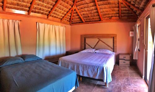 1 dormitorio con 2 camas en una habitación en Bungalows Cabo Pulmo en Cabo Pulmo