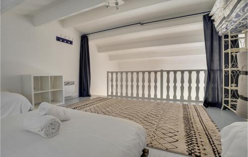 Postel nebo postele na pokoji v ubytování Cozy Home In Saint-georges-dolron With Kitchen