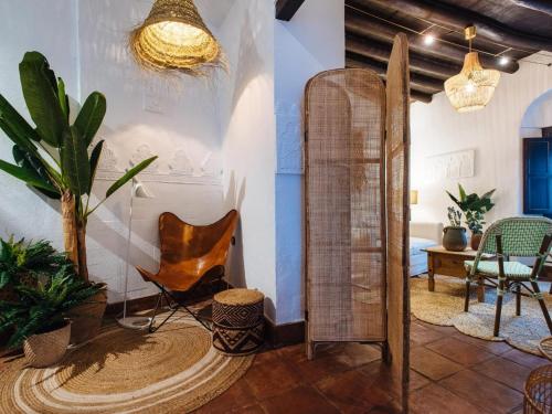 um quarto com uma prancha de surf e um espelho em Casa Patio Los Sueños de Daury I em Córdoba