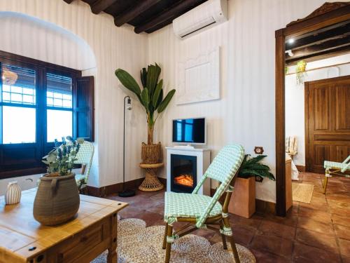 uma sala de estar com cadeiras e uma lareira em Casa Patio Los Sueños de Daury I em Córdoba