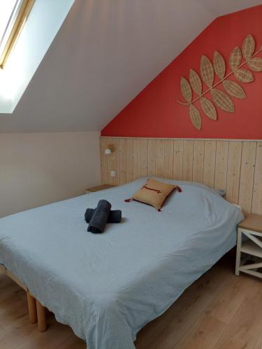 ポルニシェにあるMaison 3 piscines - Résidence 3 étoilesの赤い壁のベッドルーム1室(大型ベッド1台付)