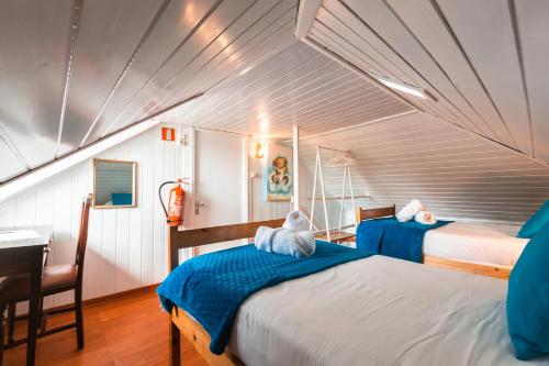 Pokój z 2 łóżkami i biurkiem na łodzi w obiekcie Casa da Achadinha by Atlantic Holiday w mieście São Jorge