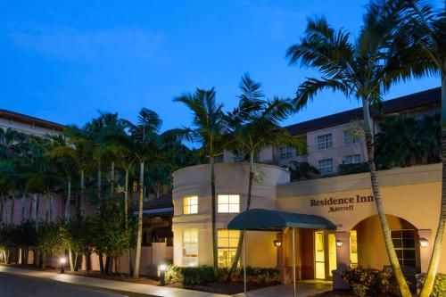 a hotel with palm trees in front of a building at Residence Inn Fort Lauderdale SW/Miramar in Miramar